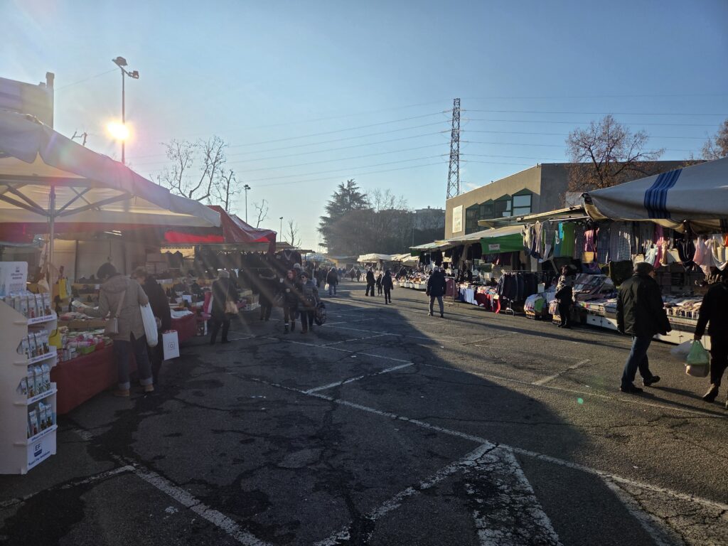 이탈리아 밀라노 근처 스트리트 마켓에서 쇼핑하고 있는 사람들.