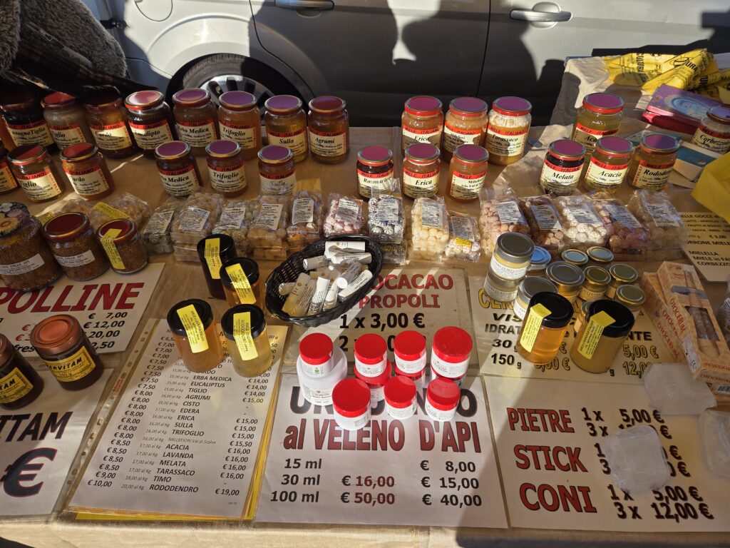 이탈리아 스트리트 마켓에서 팔고 있는  천연꿀 선물용으로 제격!