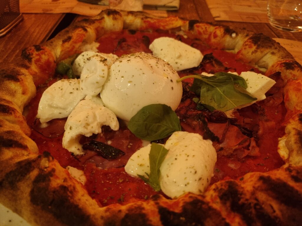 피자위에 올라간 부라타 치즈
