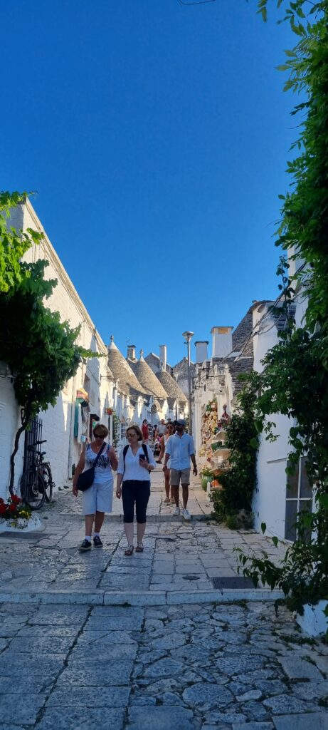 알베로벨로 여행  필수 코스인 트룰리 마을을 걷고 있는 관광객