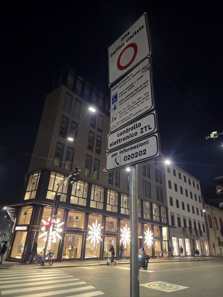 밀라노 ztl표지판