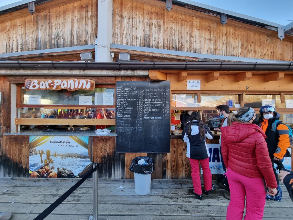 이탈리아 스키장 카페에서 주문하고 있는 사람들