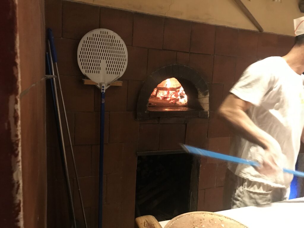 ์ดํ๋ฆฌ์ ํธ๋ผํ ๋ฆฌ์์์ ํ๋์ค๋ธ์ผ๋ก ํผ์๋ฅผ ๊ตฝ๋ ๋ชจ์ต