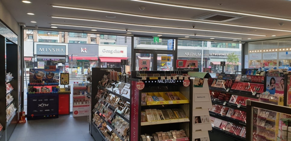 Interno del negozio Olive Young, con numerosi pacchetti di maschere e cosmetici in esposizione.