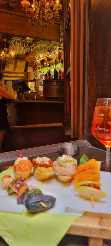 베네치아 이탈리아 베니스에서 즐기는 치케티와 스프리츠 spritz