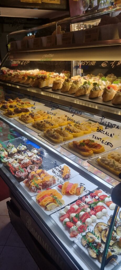 다양한 종류의 치케티 골라서 와인과 함께 여행 중 간식