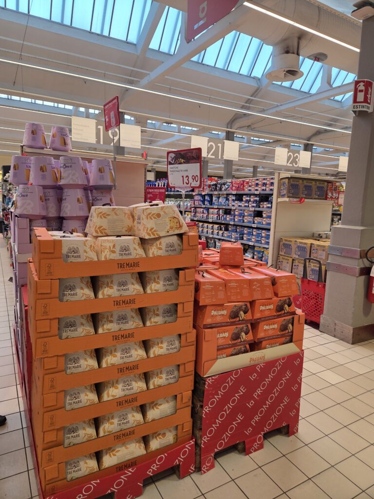 겨울 크리스마스 시즌에 마트에서 구매할수 있는 판도로와 파네토네