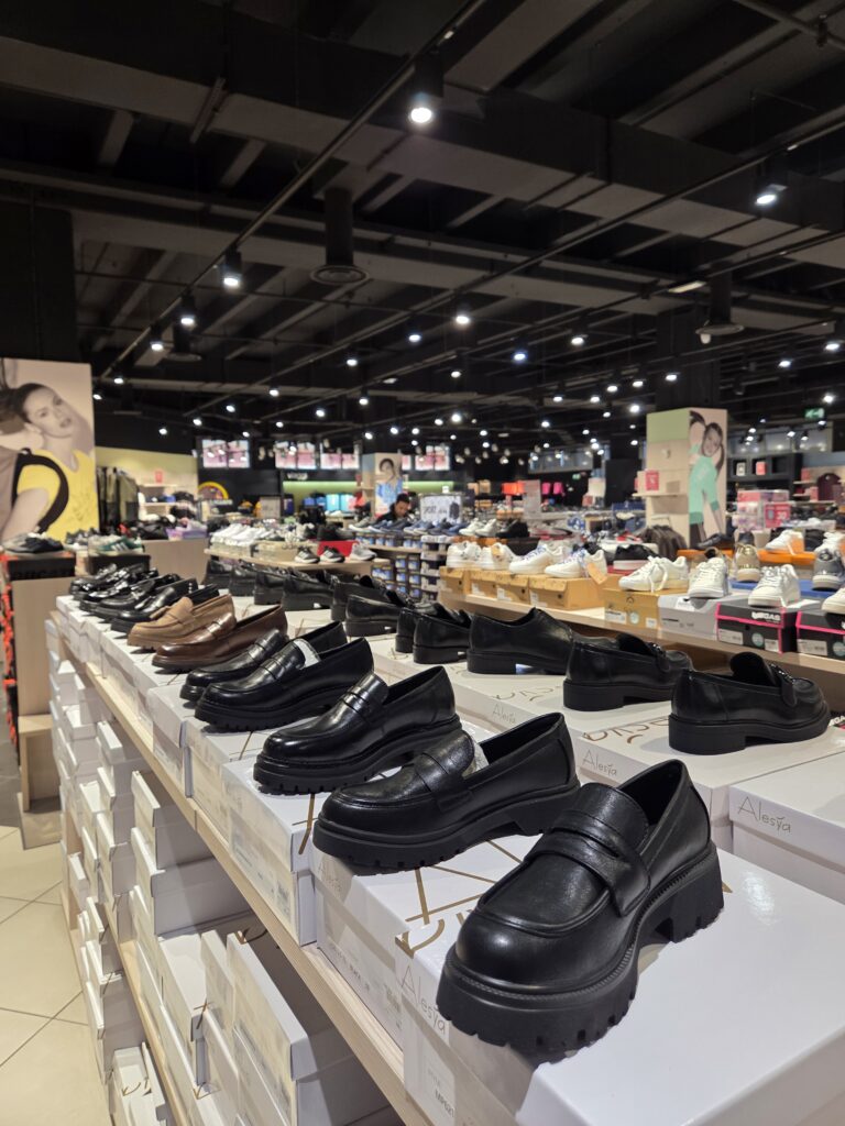 이탈리아 가성비 쇼핑할수 있는곳 스카르페스카르페 매장에 진열된 신발들
