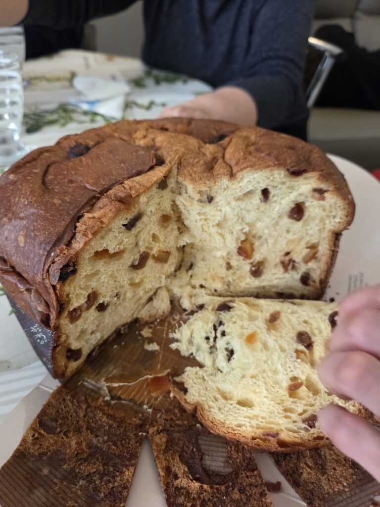 이탈리아 겨울 크리스마스 시즌에 판매되는 파네토네 밀라노