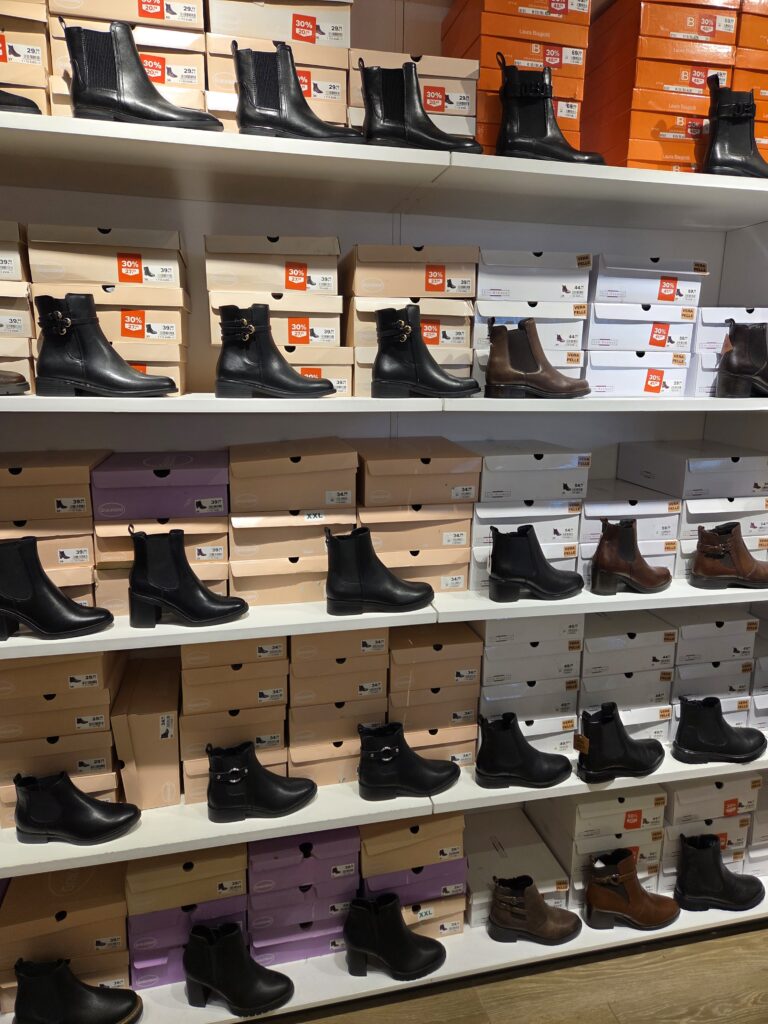 다양한 스타일의 이탈리아 스타일 여성부츠가 진열되어있는 매장의 모습 