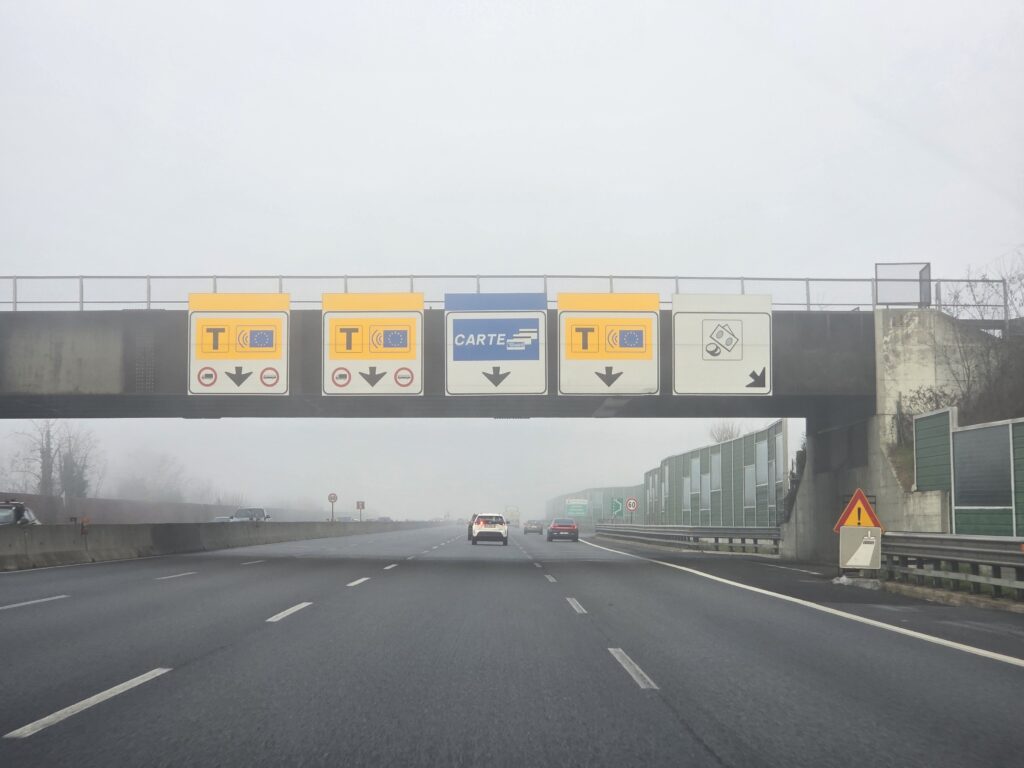 이탈리아 고속도로 톨게이트 진입시 결제방법에 따라 달라지는 라인