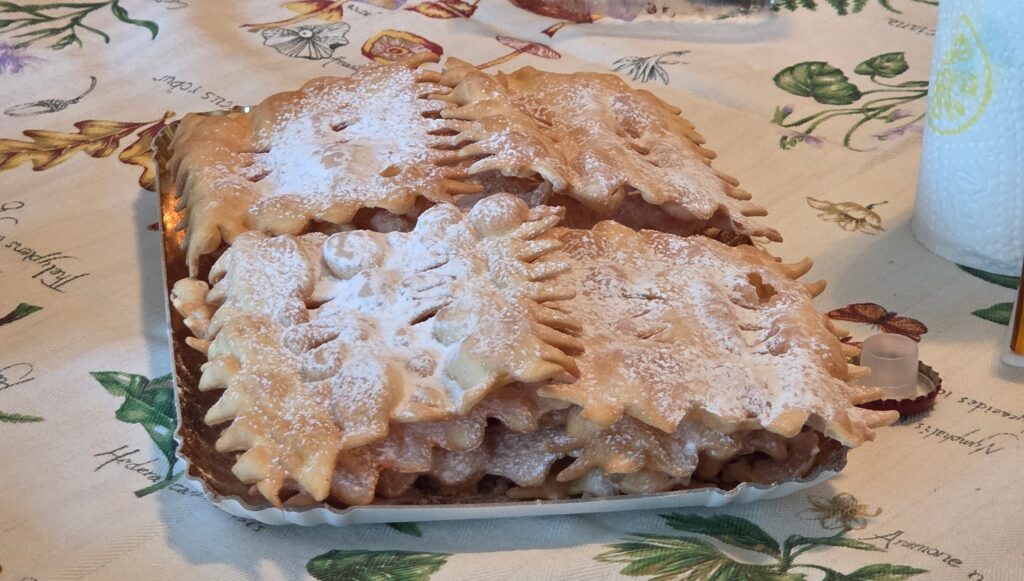 이탈리아 카니발 기간인 1월~2월에 구할 수 있는 이탈리아 겨울 디저트 끼아끼에레의 모습