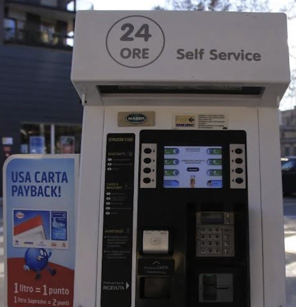 이탈리아 주유소 무인결제기의 모습
