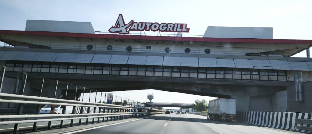이탈리아 고속도로 위 다리형태의 휴게소 오토그릴의 모습