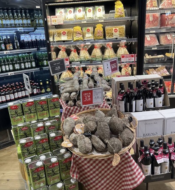 휴게소지만 파스타, 살라미, 등 다양한 식품, 기념품이 진열되어있는 모습