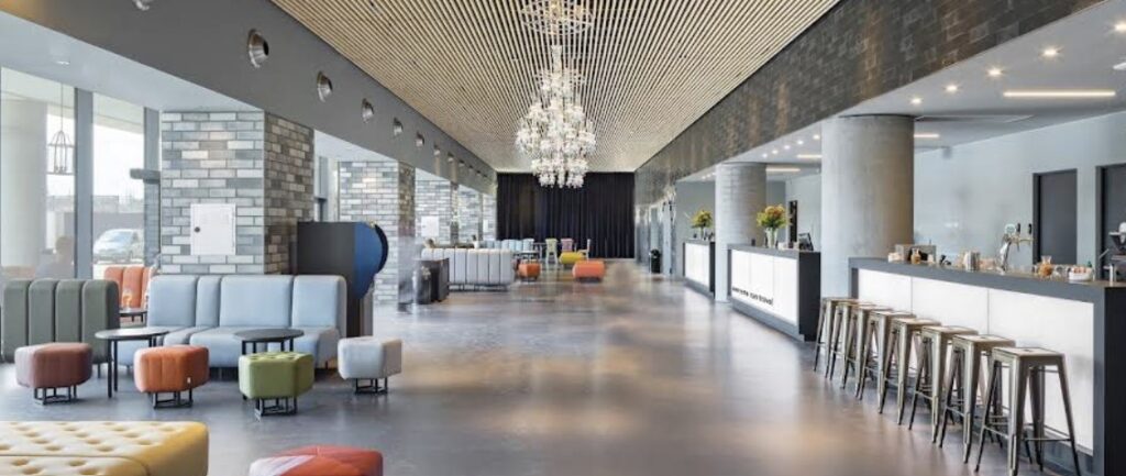 호텔 a&o 베네치아 메스트레 로비 모습