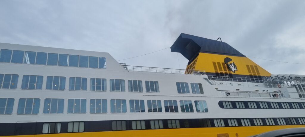 사르데냐로 가는 대형 선박 펠의 모습, 객실 창문이 보인다