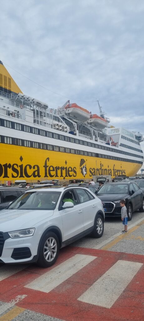 페리에 탑승하기 위해서 줄을 서서 대기중인 자동차들