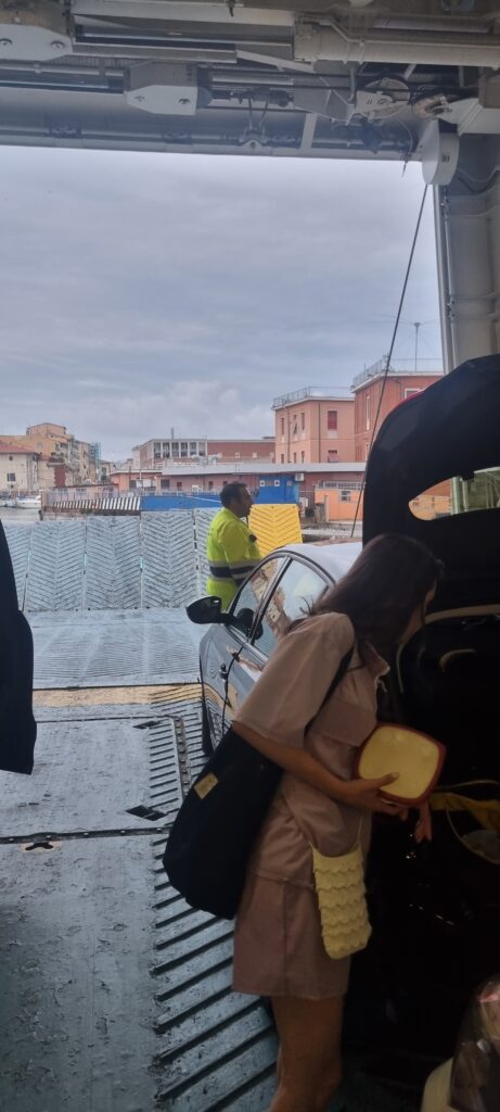 배에 선적된 자동차에서 짐을 꺼내가는 모습