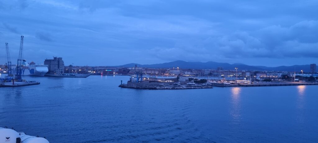 사르데냐로 향하는 페리에서 본 제노바 항구의 모습