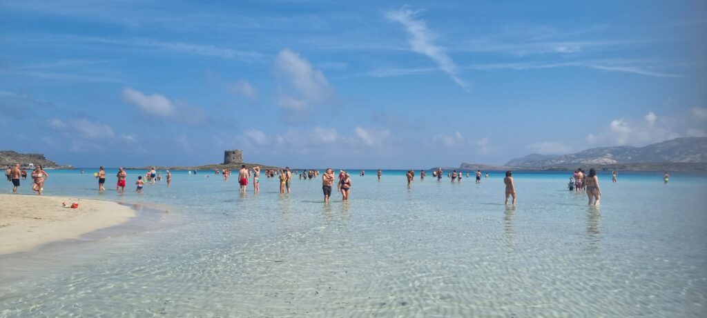 사르데냐 La Pelosa 해변, 에메랄드빛 바다와 깊지않은 수면이 장점이다.