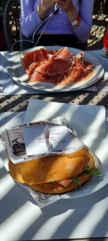 해변 바에서 먹는 점심