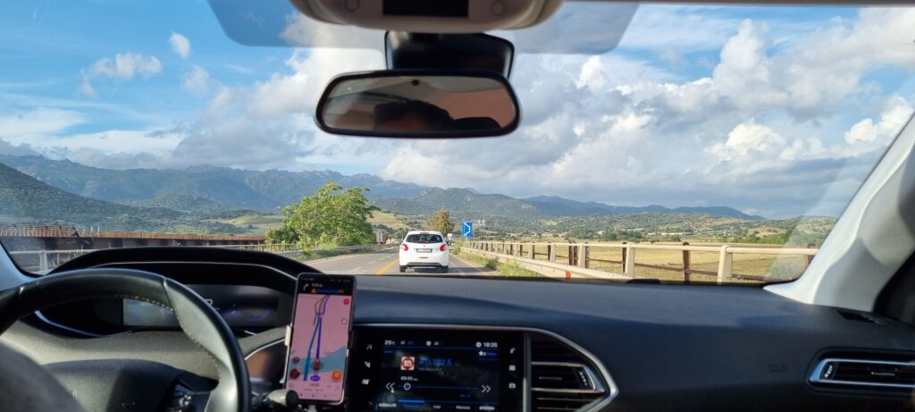 사르데냐에서 운전하는 모습과 창밖의 풍경