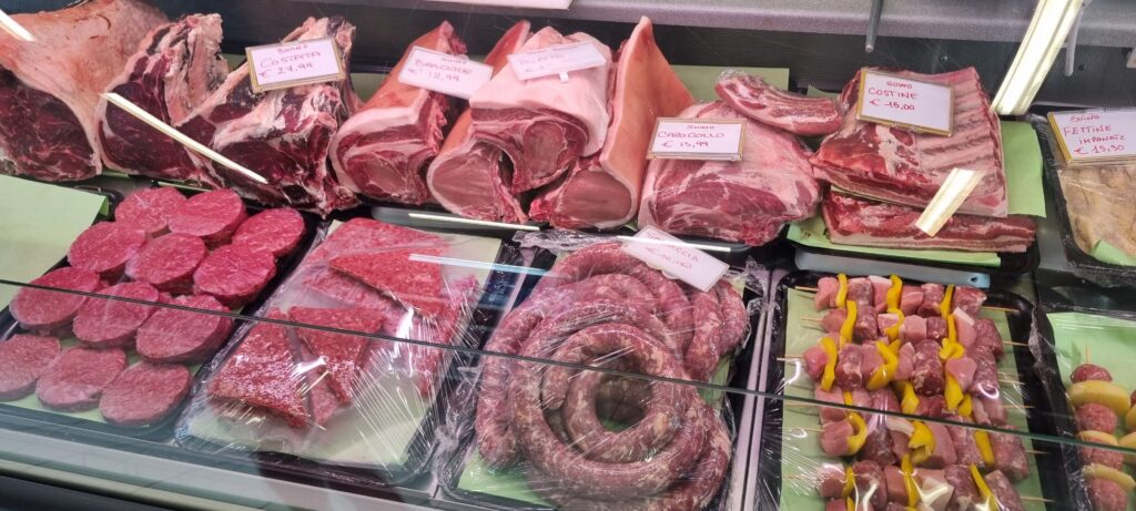 사르데냐 특산물 말고기와 아기돼지고기