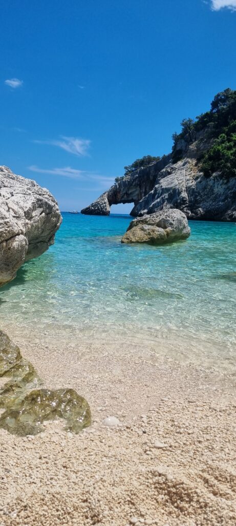 사르데냐 칼라 골로리체 해변에서 바라본 모습