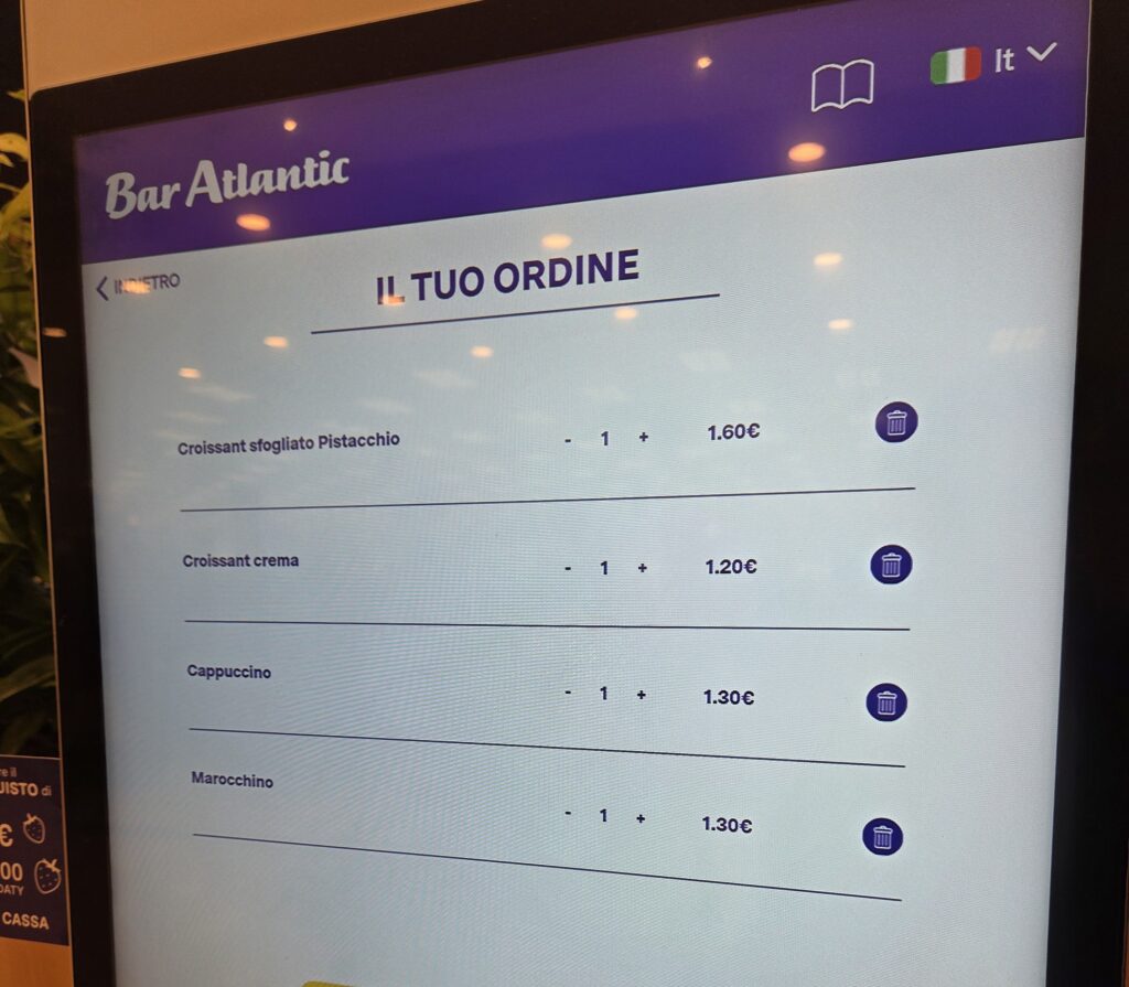 키오스크로 주문하는 마트 카페