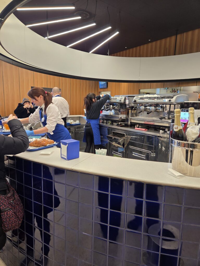 이탈리아 마트 안 카페의 모습