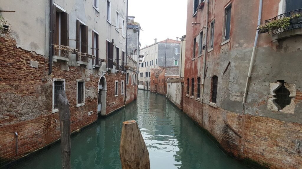 걸어서만 들어갈 수 있는 베네치아, 수로의 모습