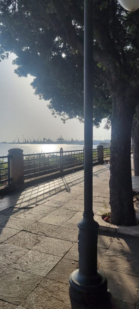 타란토 시내의 긴 해안 산책로(Lungomare)